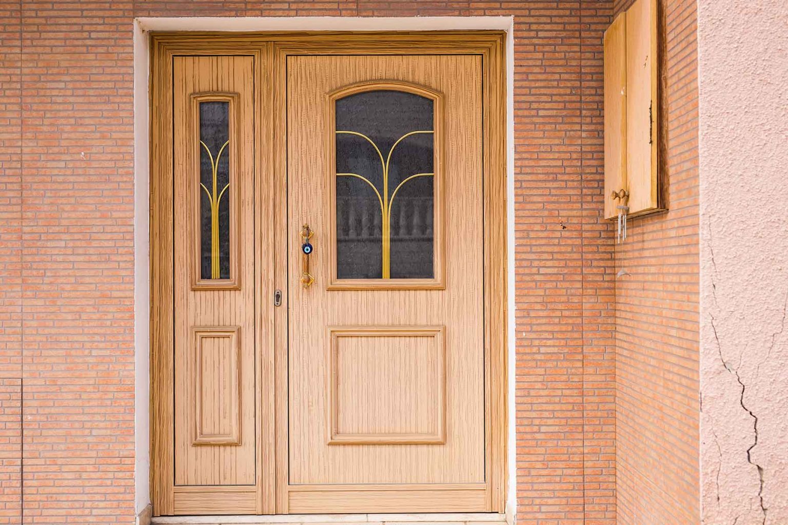 wooden-front-door-of-a-home-PKHAWWU.jpg